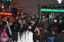 بالفيديو: مسيرة استفزازية للمستوطنين في مدينة يافا بمناسبة ادخال "سفر التوراة"!